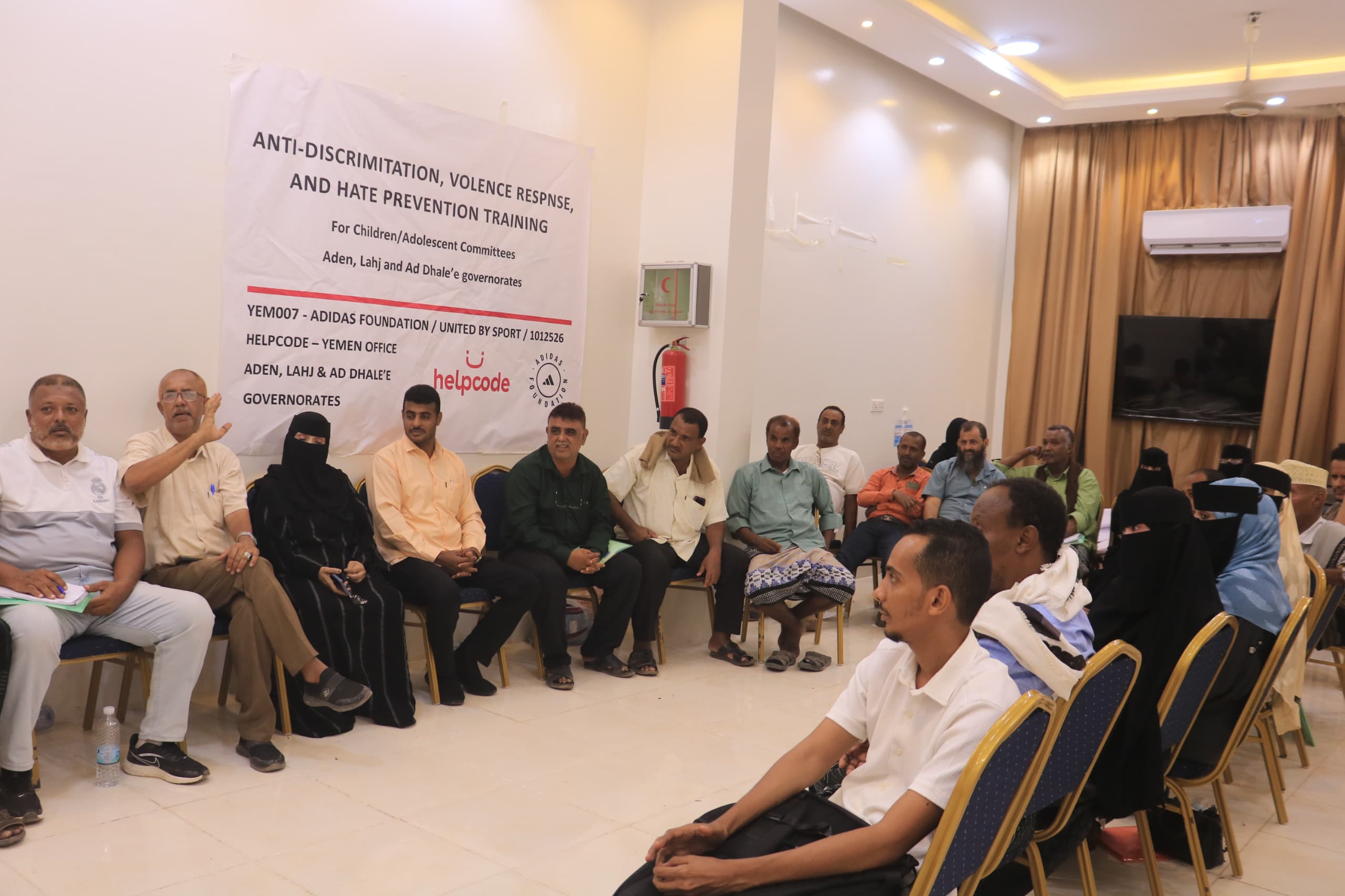 نائب محافظ لحج ومدير مكتب الشباب يكرمان منظمة "Helpcode" الايطالية في اختتام الجلسات التدريبية 1 IMG 20250925 WA0041