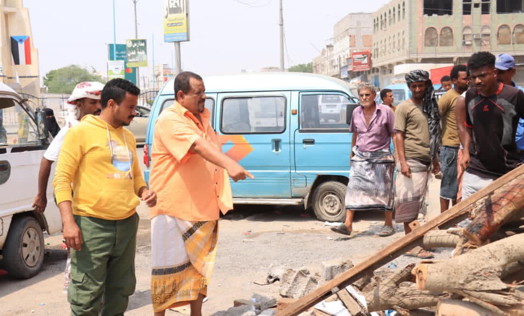 حملة واسعة لرفع المركبات المتهالكة وإزالة العوائق والتعديات على الشوارع العامة والرئيسية بدار سعد 1 IMG 20250925 WA0054