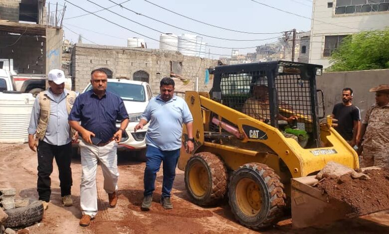 عدن.. استمرار الحملة المكثفة في التواهي لرفع مخلفات المنخفض الجوي 1 acba78fe 4f48 43b0 9157 694e860493e6