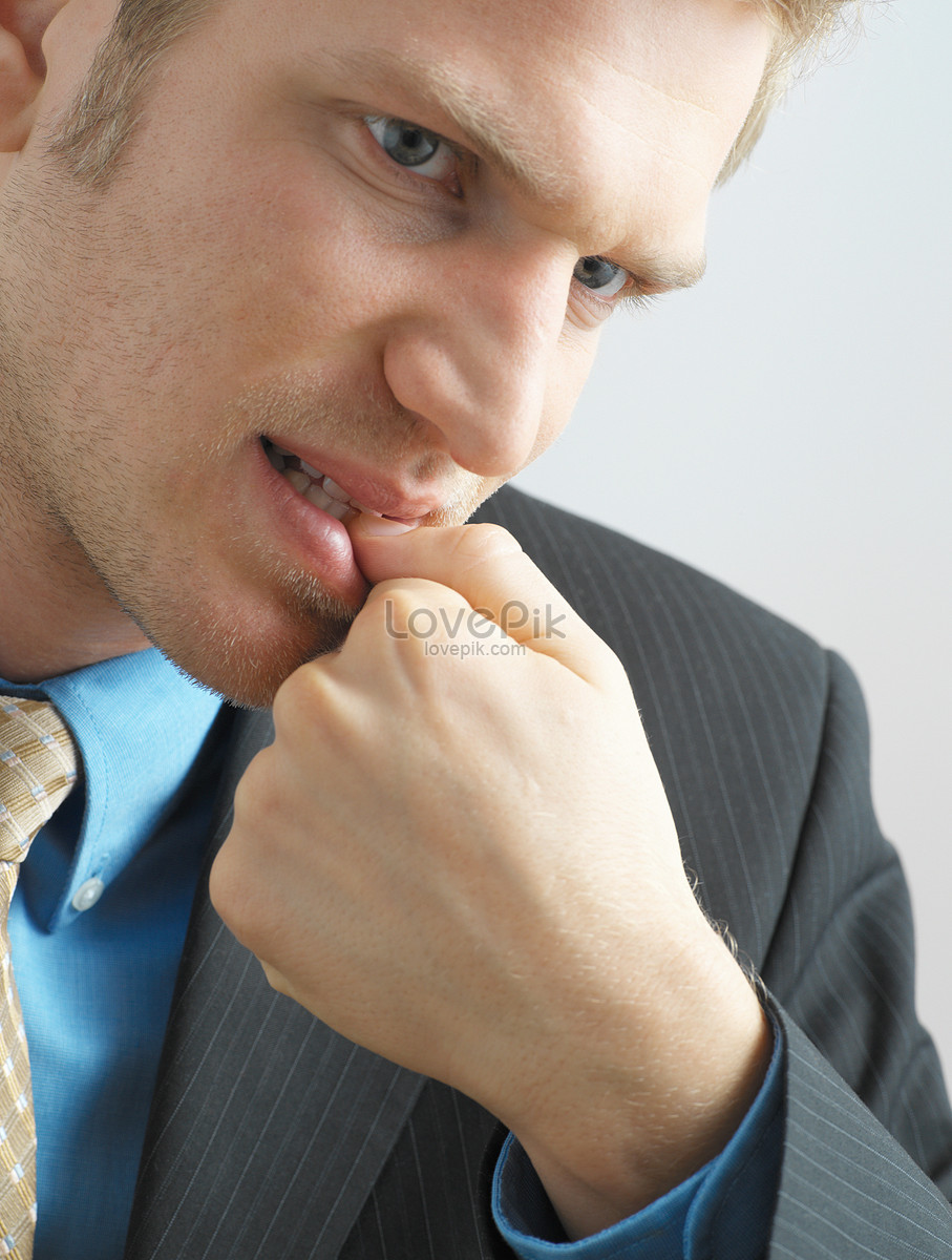 عادة صغيرة قد تـ ـدمـ ـر صحتك .. ماذا يحدث لجسمك عند قضم الأظافر؟ 1 lovepik businessman biting his nails picture 501498474