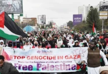 آلاف الكينيين يتظـ. ـاهرون في نيروبي رفـ. ـضاً للحـ. ـرب الإسـ. ـرائيـ. ـلية على غـ. ـزة 7 لافتات تطب يدا لغزة 1758534886