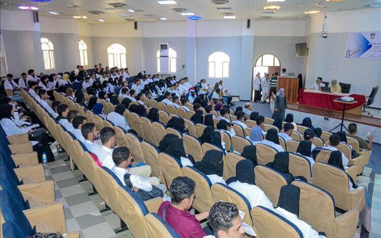 جامعة عدن ترحب بالدفعة 31 في كلية الصيدلة وتؤكد التزامها بالتميز الأكاديمي 1 20251008 adenmedia 5