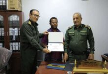 رئاسة مصلحة الأحوال المدنية تكرم قائد نقطة مصنع الحديد لضبطه وثائق مزورة 9 20251023 adenmedia 2