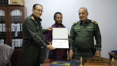 رئاسة مصلحة الأحوال المدنية تكرم قائد نقطة مصنع الحديد لضبطه وثائق مزورة 5 20251023 adenmedia 2