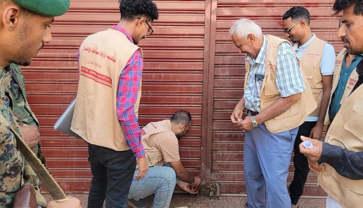 مأمور المنصورة يوجه بإغلاق أحد المطاعم للوجبات بالعاصمة عدن 1 20251028 adenmedia 17