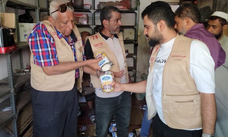 عدن.. إغلاق أحد محلات البهارات يمارس الغش التجاري في مديرية المنصورة 1 65073aa3 f821 4d28 b270 9de917692d80