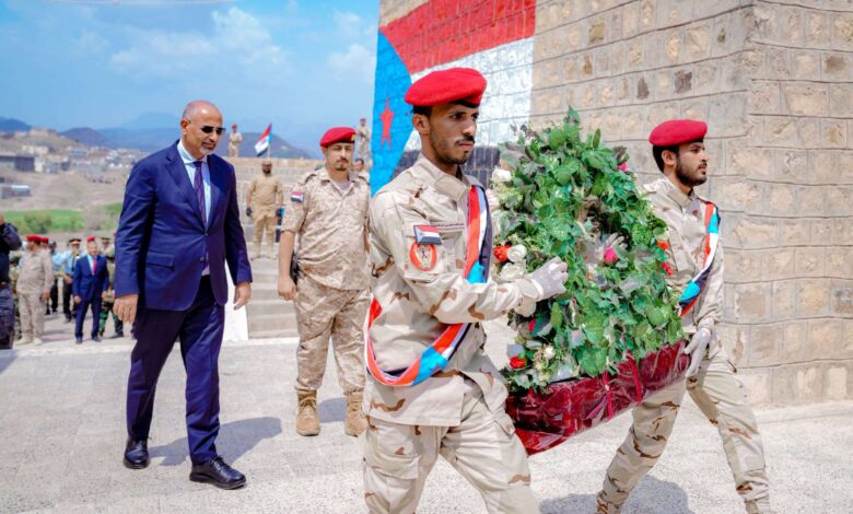 الرئيس الزُبيدي يضع إكليلا من الزهور على نصب الشهيد لبوزة ويزور منصة الشهداء في ردفان 1 68eba5351c3f5 1