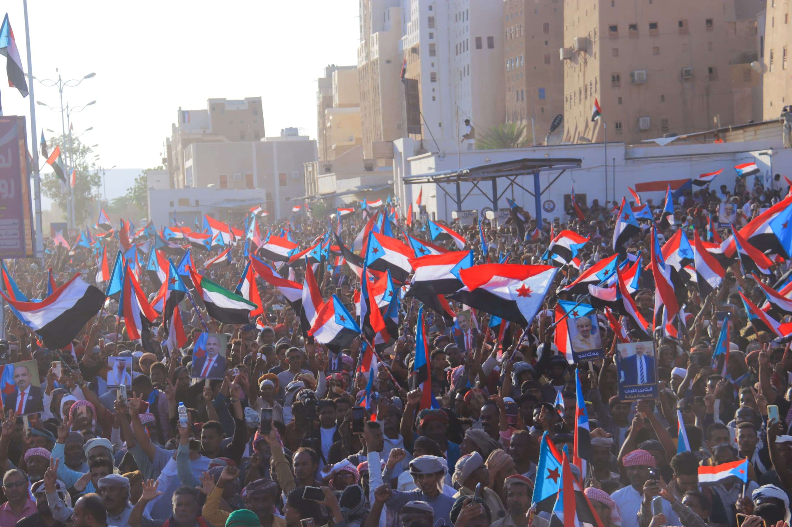 مدينة شبام التاريخية بمحافظة حضرموت تشهد مهرجان جماهيريا حاشدا بمناسبة الذكرى الـ62 لثورة 14 اكتوبر المجيد (بيان) 1 68ee715e5d09c