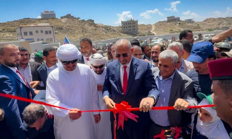 الرئيس الزُبيدي يزور مديرية الشعيب ويفتتح مجمّع الشيخ محمد بن زايد التعليمي النموذجي بمنطقة القزعة 1 68ef9a847383e
