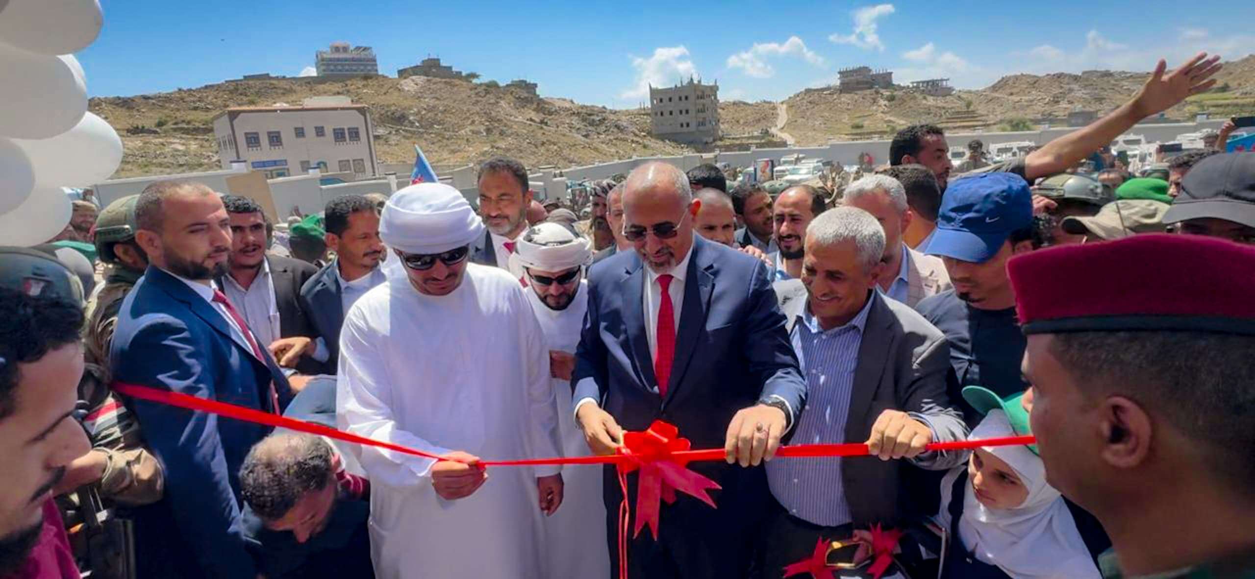 الرئيس الزُبيدي يزور مديرية الشعيب ويفتتح مجمّع الشيخ محمد بن زايد التعليمي النموذجي بمنطقة القزعة 1 68ef9a847383e