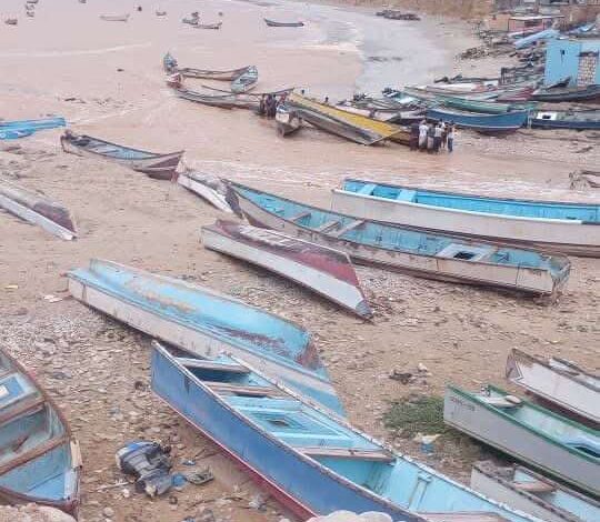 خفر سواحل بحضرموت تنقذ قوارب صيادين جرفتها السيول بمركز إنزال الديس الشرقيه 1 68f375600a27d