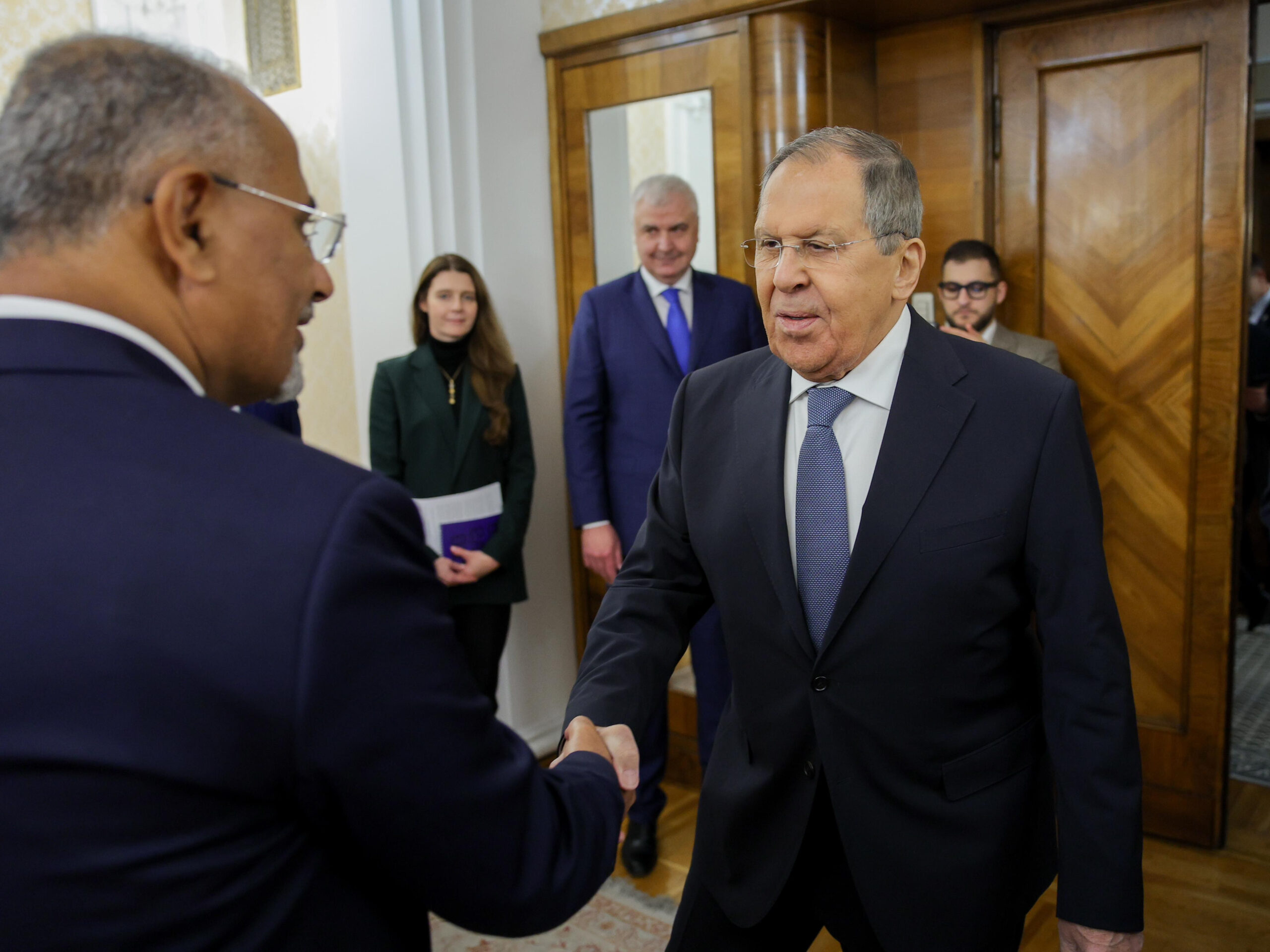 الرئيس الزُبيدي يصل موسكو ويلتقي وزير خارجية روسيا الاتحادية 1 68f7a37d25d7f scaled