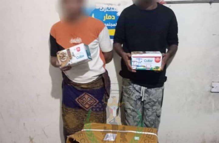 قوات الحزام الامني تضبط شخصين بتهمة سرقة بضائع من على متن شاحنات نقل شمال عدن 1 68f8d7ee50d2d