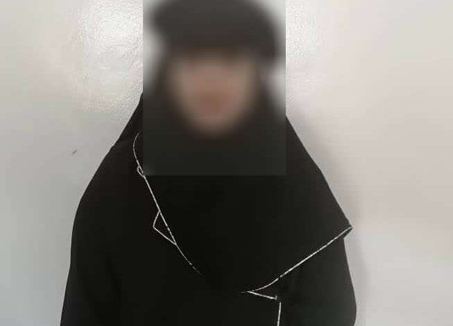 أمن العاصمة عدن يُلقي القبض على امرأة متهمة بسرقة مجوهرات الطالبات بالمدارس الأهلية 1 68fa8109ba327