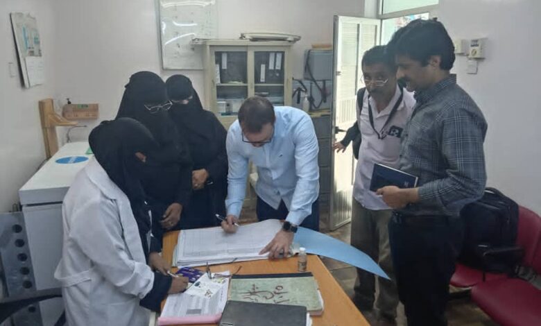 فريق من منظمة الصحة العالمية يتفقد المجمع الصحي بالمعلا لمتابعة تنفيذ المسح التجريبي للجرعات الصفرية 1 86a307d6 bc6b 4442 ad11 72db9f480123