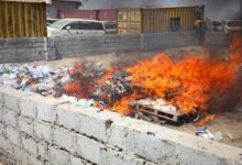 تلف النيابة الجزائية بعدن أكثر من طن من المواد المخـ ـدرة بحضور رسمي وأمني (صور) 6 FB IMG 1761268926870