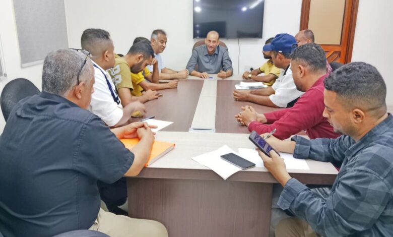 مدير مياه عدن يناقش مع مدير المعلا سُبل تحسين خدمات المياه 1 IMG 20251005 WA0035
