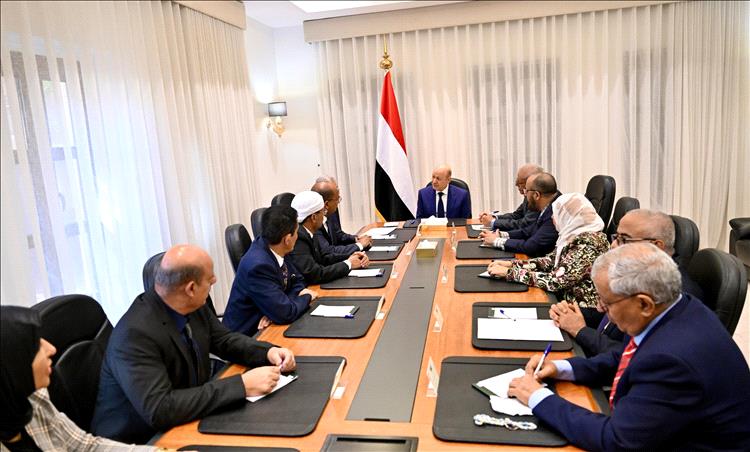 رئيس مجلس القيادة يشيد بدور الفريق القانوني في مساندة المجلس وتعزيز نهج الشراكة الوطنية 1 IMG 20251011 WA0031