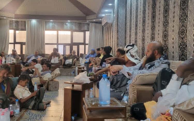 محافظ لحج يستقبل وفود قيادية بمنزله من الانتقالي والشرعية يتقدمهم وزير الدفاع 1 IMG 20251018 WA0015