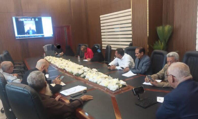 الوزير الوالي يترأس اجتماع لمدراء مكاتب الخدمة المدنية والتأمينات في المحافظات المحررة عبر برنامح الزوم 1 IMG 20251019 WA0075