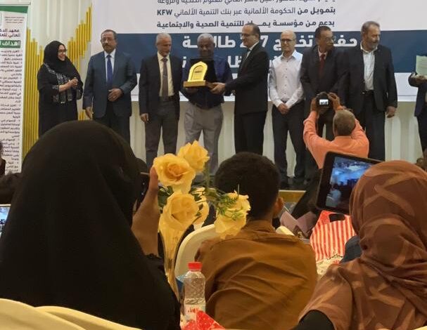 معهد أمين ناشر فرع أبين يزف أول دفعة قابِلات تقنيات لخدمة المحافظة وتكريم عميد الفرع الدكتور محمد عبدالله جمباء 1 IMG 20251024 WA0032