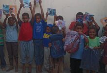 فاعلة خير تقدم حقائب مدرسية لتلاميذ جمعية زهور حواء بالكود ابين 7 IMG 20251027 WA0023