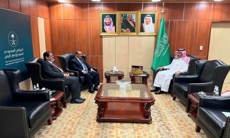 وزير النقل يلتقي السفير آل جابر المشرف العام على البرنامج السعودي لإعمار اليمن في مقر البرنامج بالرياض 1 fdcf29f4 1a70 4435 a0f0 92fcb0381514