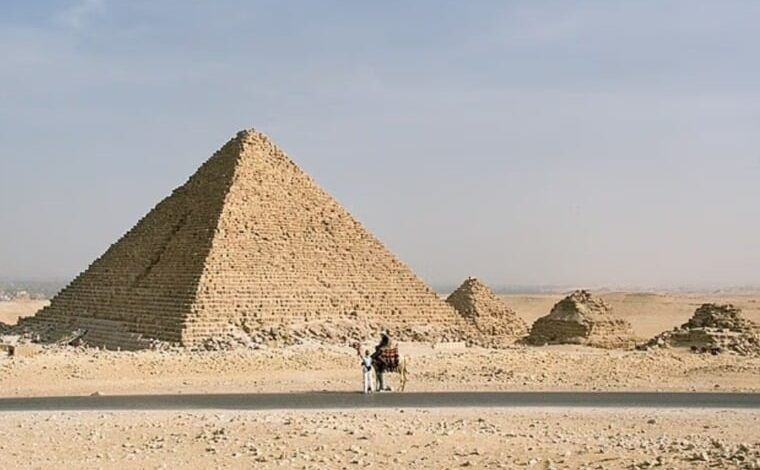 علماء يكتشفون فراغات غامضة في هرم منقرع بعد 4500 عام .. هل تشير لمدخل سري؟ 1 20251110233849552ZV