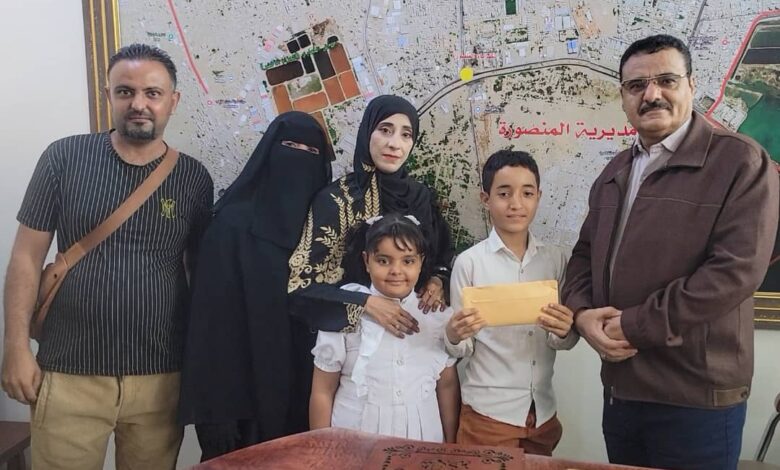 سلطة المنصورة تكرم الطالب “رشيد أحمد” الفائز في مسابقة الأغنية الوطنية لمدارس المديرية 1 20251113 adenmedia 2 1