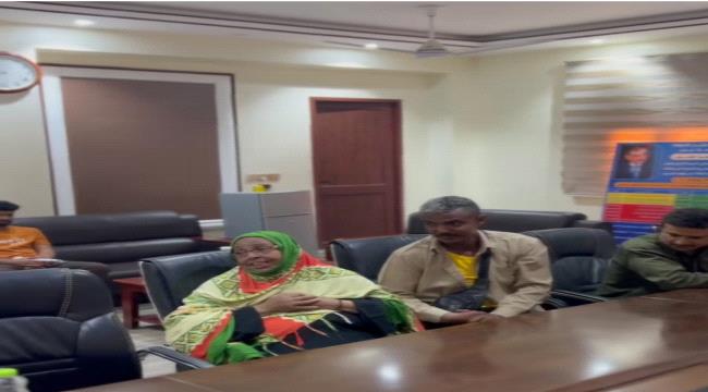 محافظ العاصمة عدن يتكفّل بإعادة بناء كشك الشاب بسام ووالدته تعبّر عن امتنانها للدعم الإنساني 1 20251119 adenmedia 8