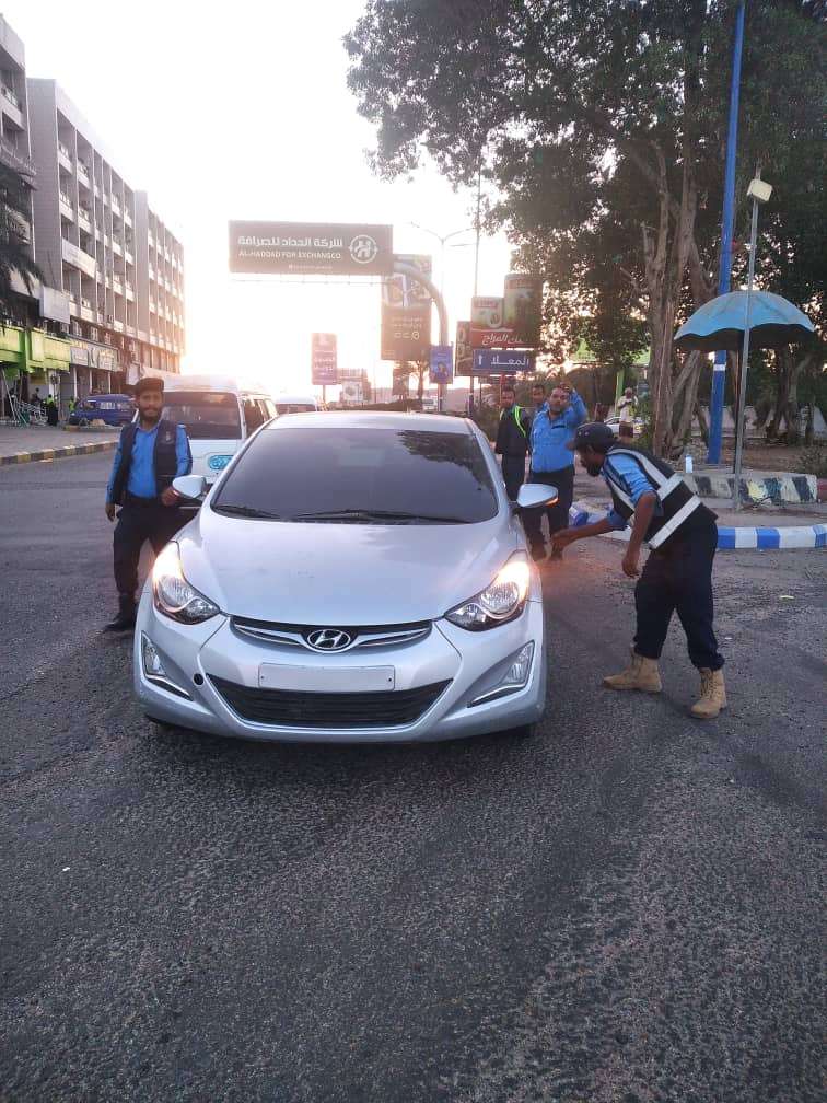 شرطة السير بالعاصمة عدن تواصل حملتها المكثفة لليوم الثاني لضبط المركبات المخالفة 1 691a1dac9eff4