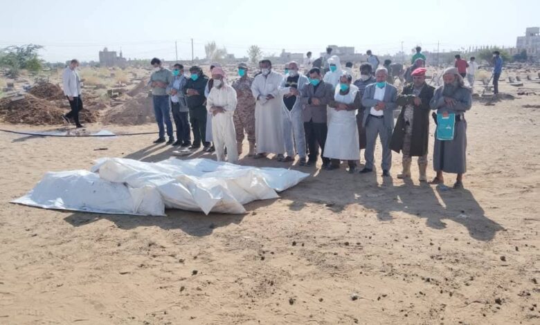 نيابة استئناف مأرب تدفن 15 جثة مجهولة الهوية بالتعاون مع الصليب الأحمر الدولي 1 FB IMG 1762125872564