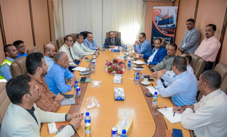 وزير النقل يتفقد سير نشاط محطة الحاويات و يرأس اجتماعاً مع قيادات الجهات العاملة فيه 1 FB IMG 1763642579128 1