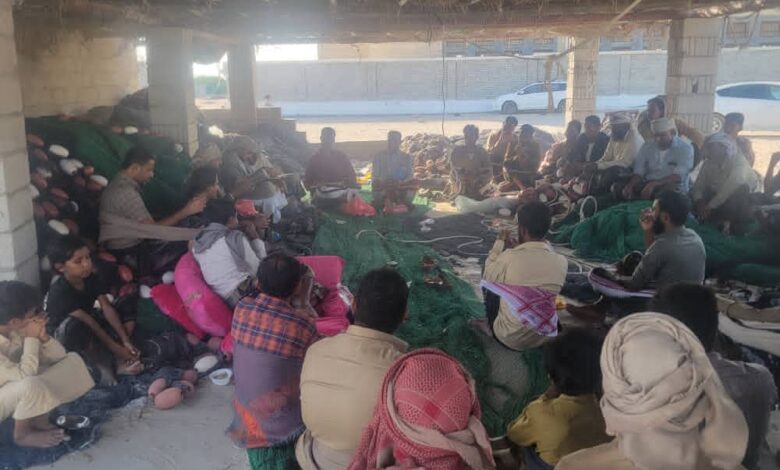 مدير عام هيئة المصائد السمكية بشبوة يلتقي صيادي الحاوي للحفاظ على التوازن الغذائي 1 IMG 20251101 WA0035