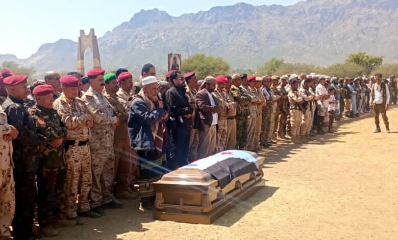 الضالع تشييع جثمان الفقيد الفريق الركن علي قائد صالح مشرح إلى مسقط راسه في موكب جنائزي مهيب 1 IMG 20251102 WA0015