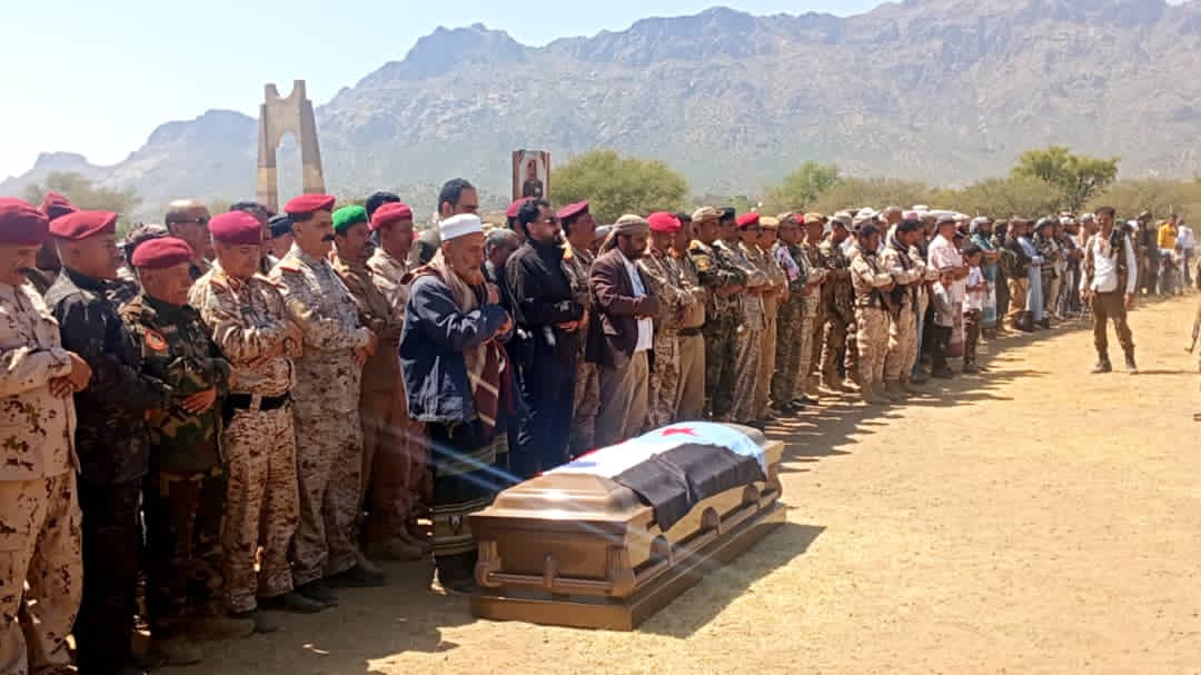 الضالع تشييع جثمان الفقيد الفريق الركن علي قائد صالح مشرح إلى مسقط راسه في موكب جنائزي مهيب 1 IMG 20251102 WA0015