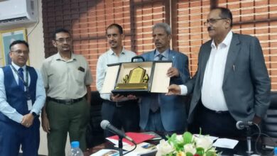 محافظ لحج يلتقي منظمة صناع النهضة لمناقشة التدخلات الإنسانية ويكرم بدرع تقديري 4 IMG 20251103 WA0026