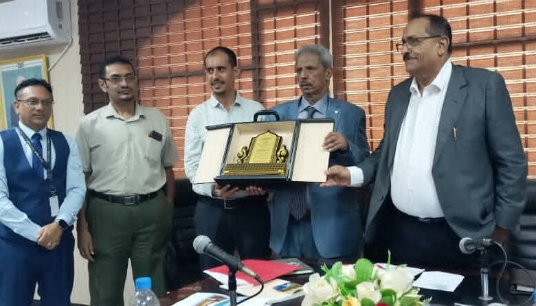 محافظ لحج يلتقي منظمة صناع النهضة لمناقشة التدخلات الإنسانية ويكرم بدرع تقديري 1 IMG 20251103 WA0026