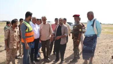 محافظ لحج والوفد الاستشاري لشركة «يو فيك» يطلعون على ترتيبات تنفيذ محطة الطاقة الشمسية، في منطقة بئر ناصر 2 IMG 20251105 WA0064