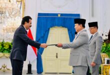 السفير سالم بلفقيه يسلم أوراق اعتماده سفير ومفوضا فوق العادة لليمن للرئيس الاندونيسي بجاكرتا 7 IMG 20251108 WA0020