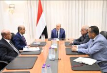 رئيس مجلس القيادة يجتمع برئيس الوزراء ومحافظ البنك المركزي 8 IMG 20251109 WA0000