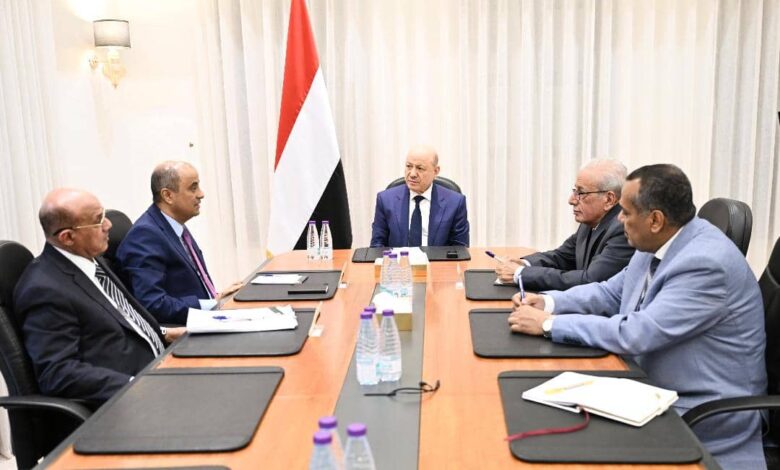 رئيس مجلس القيادة يجتمع برئيس الوزراء ومحافظ البنك المركزي 1 IMG 20251109 WA0000