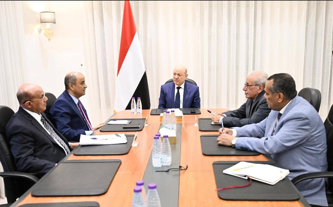 رئيس مجلس القيادة يجتمع برئيس الوزراء ومحافظ البنك المركزي 1 IMG 20251109 WA0000