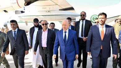 رئيس مجلس القيادة يعود الى العاصمة عدن 3 IMG 20251117 WA0000