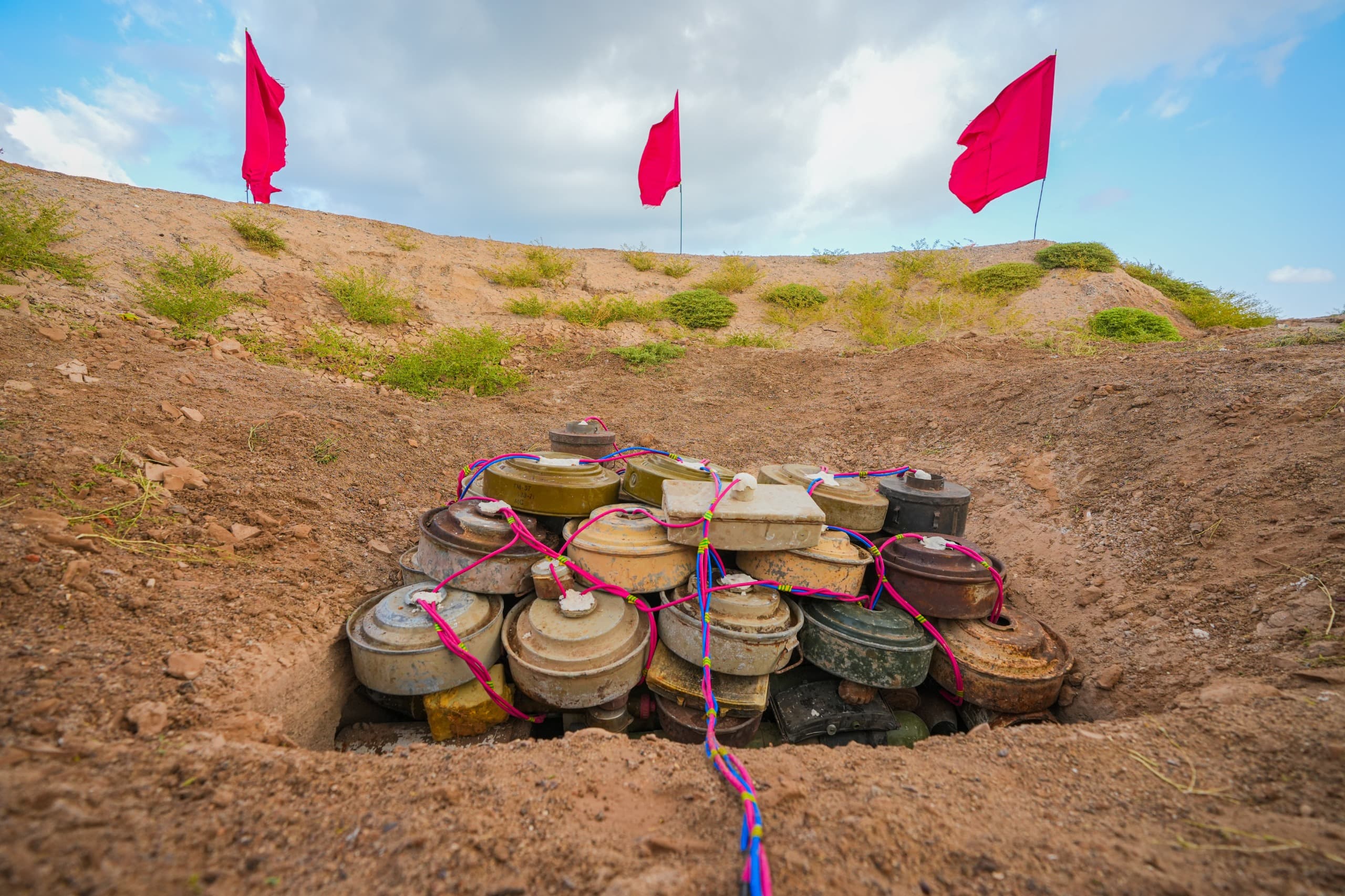 مسام يتلف 4100 لغماً وقنبلة ومخلفات حربية في باب المندب 1 IMG 20251119 WA0126