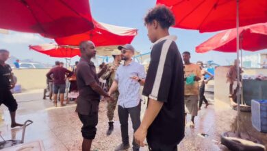 بن جرادي ينفذ نزولا ميدانيا لضبط المخالفين من بائعي الأسماك في حراج صيرة 4 IMG 20251125 WA0021