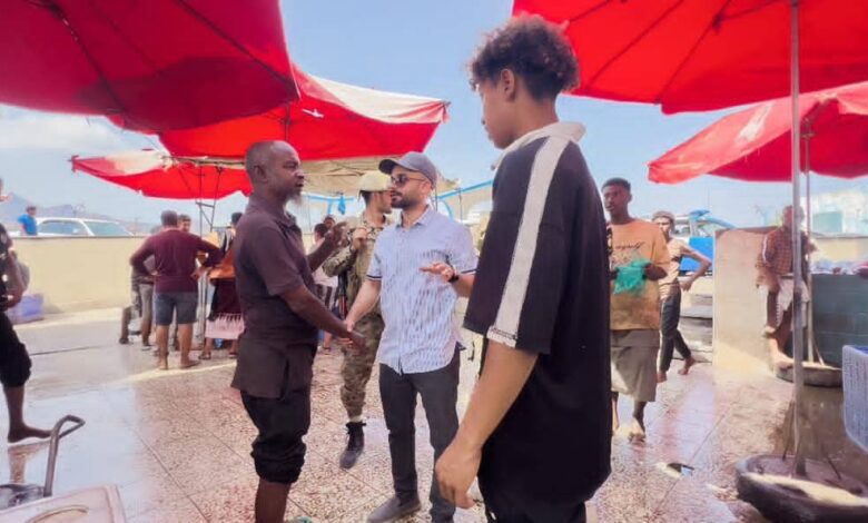 بن جرادي ينفذ نزولا ميدانيا لضبط المخالفين من بائعي الأسماك في حراج صيرة 1 IMG 20251125 WA0021