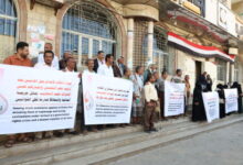 تعز: وقفة احتجاجية لرابطة أمهات المختطفين ضد أحكام الإعدام الحوثية الصادرة بحق17 من المختطفين 6 IMG 20251125 WA0052