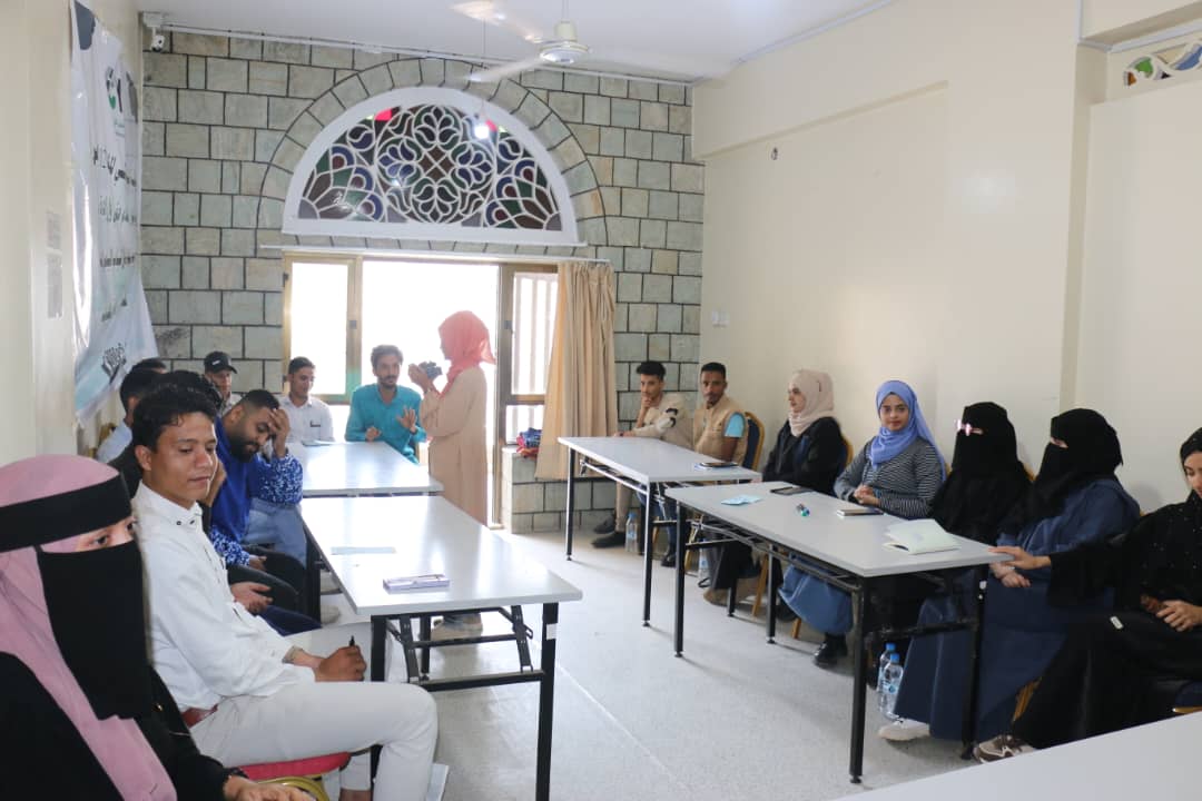 مستشار محافظ تعز يعقد جلسة نقاشية حول "السلام في اليمن: آفاق وتحديات" 1 IMG 20251126 WA0024