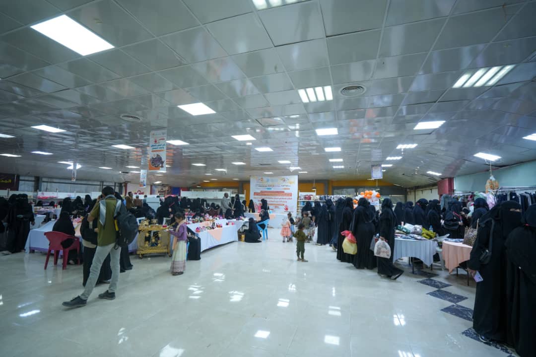 مأرب: تدشين بازار تسويقي لمنتجات النساء المستفيدات من مشروع التمكين المهني وتحسين سبل العيش 1 IMG 20251126 WA0043